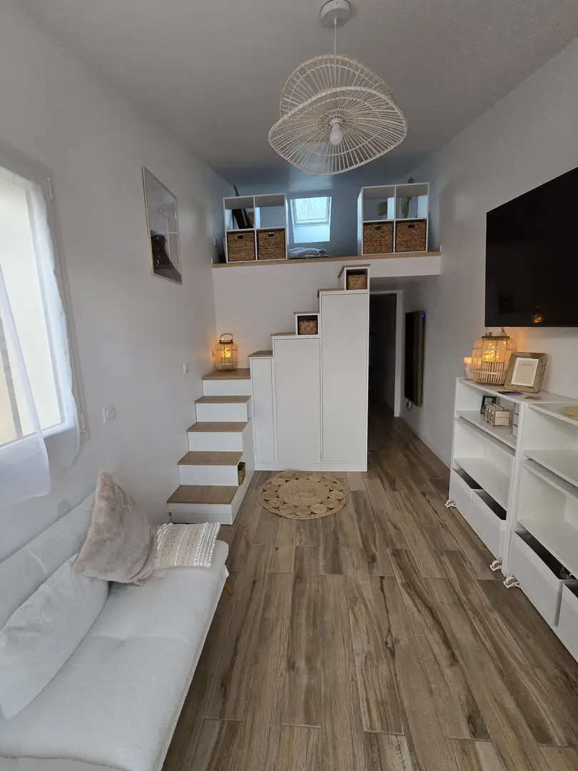 Quarter-turn staircase unit with wardrobe and clever storage landing - Vue 1