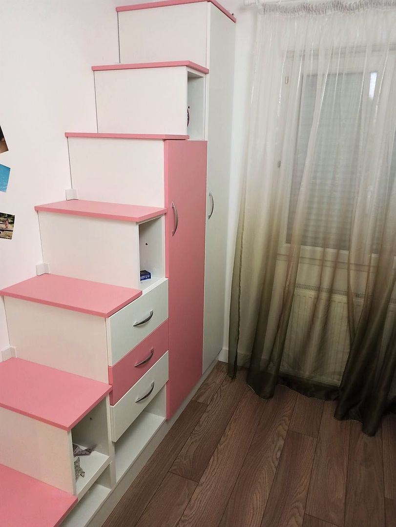 Meuble escalier sur mesure coloré 