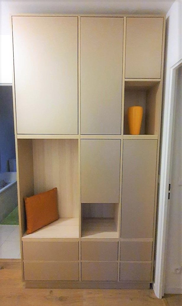 Bibliothèque avec portes encloisonnées sur mesure