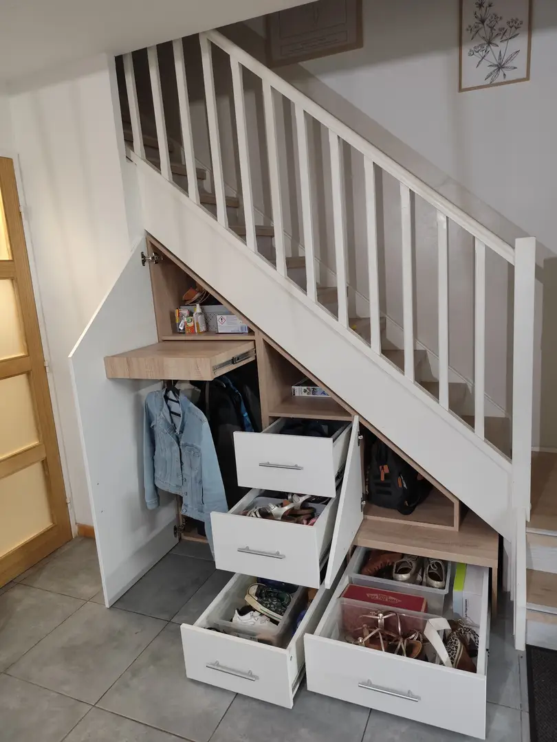 Custom Under-Stair Storage Unit - Vue 1