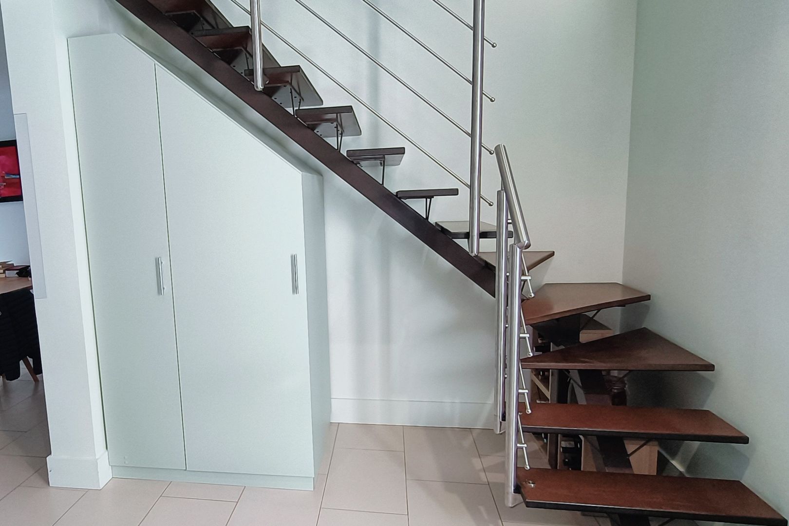 Meuble sous escalier vert sauge avec portes