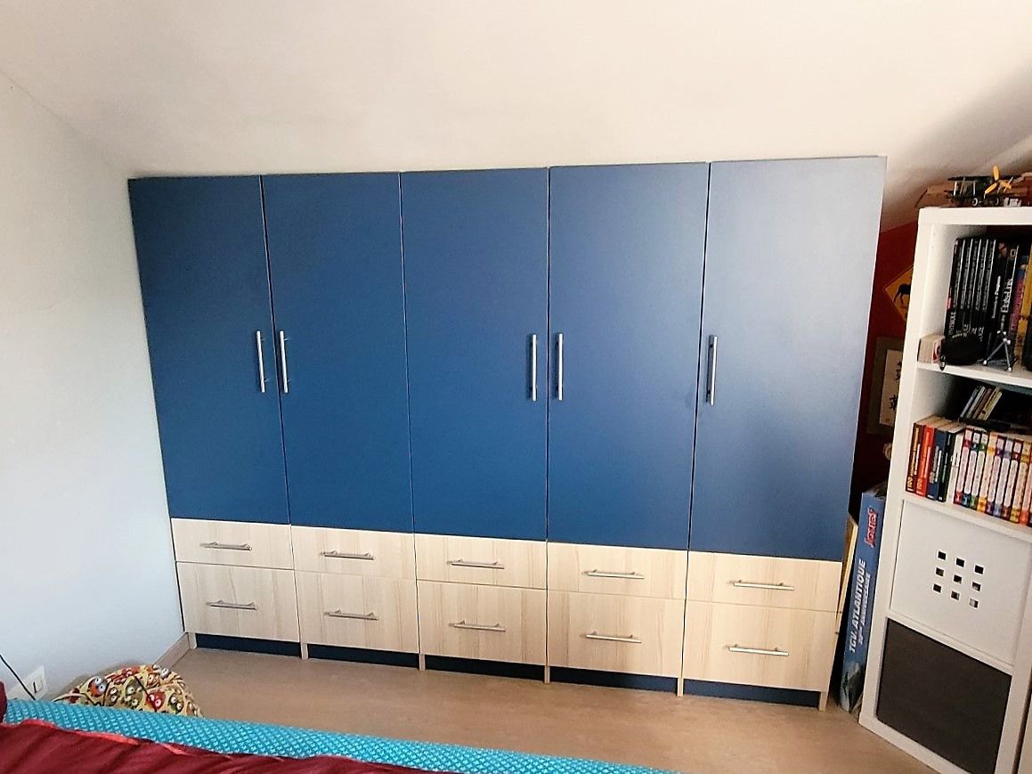 Rangements sous pente bois et bleu