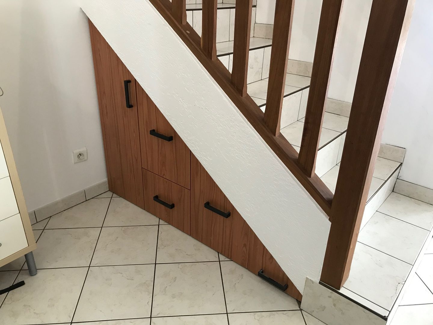 Rangements fermés sous escalier - Vue 2