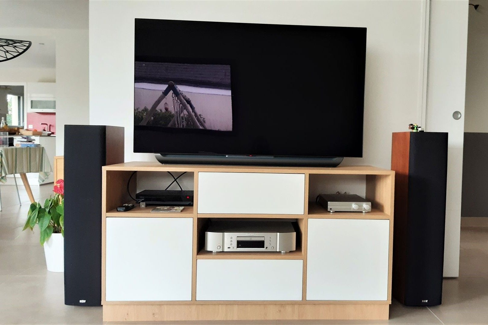 Weißes und Holzmöbel nach Maß für TV