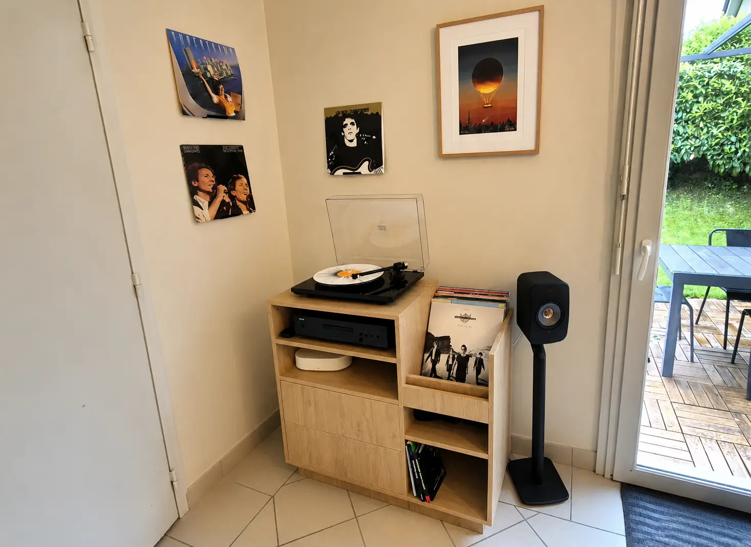 Custom furniture for vinyl records and turntable - Vue 2