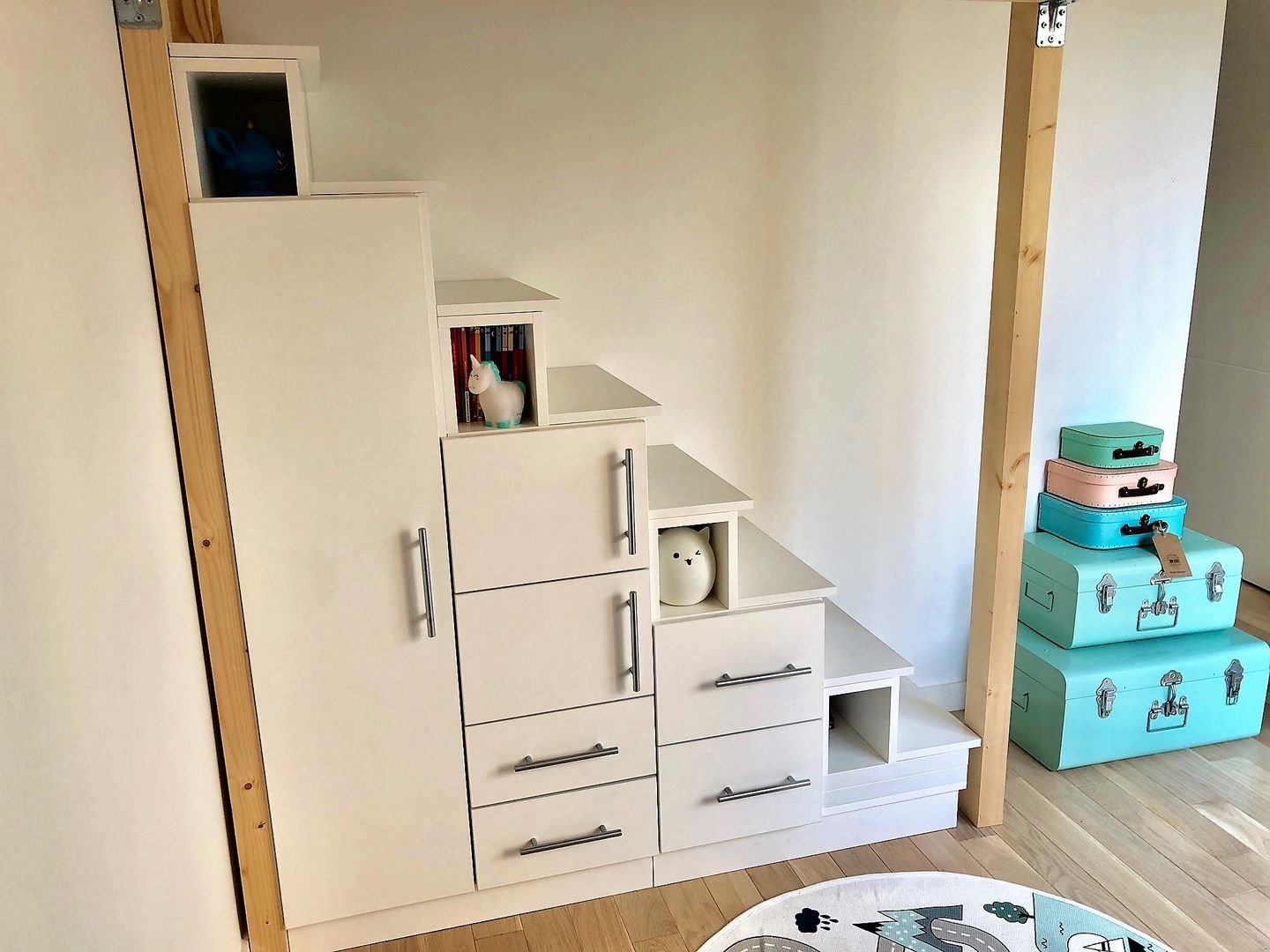 Meuble escalier blanc