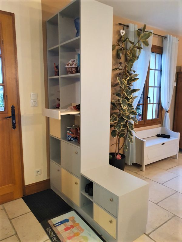 Meuble de séparation avec banc sur mesure