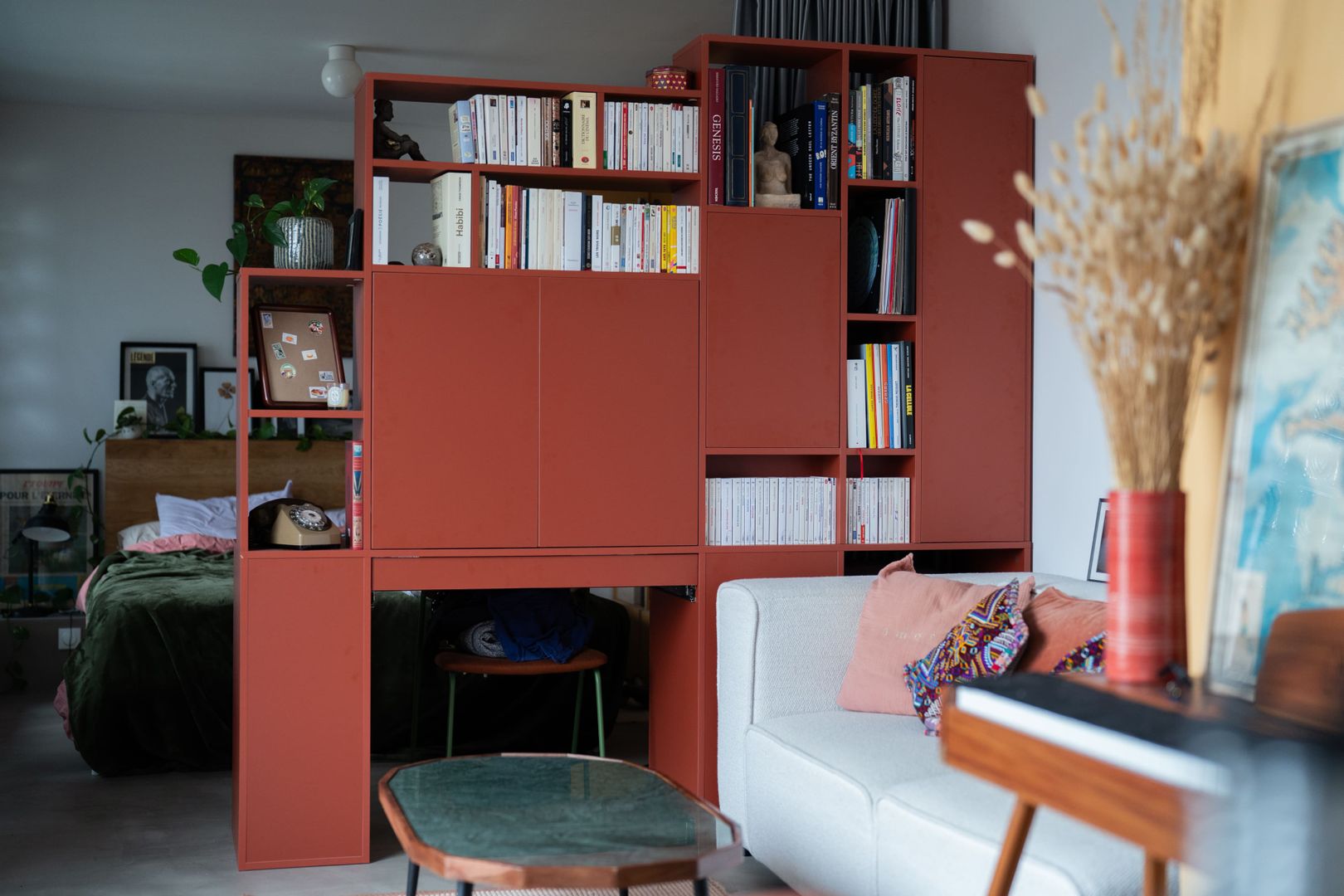 Custom-made screen divider unit with desk and variable-height bookcase - Vue 6