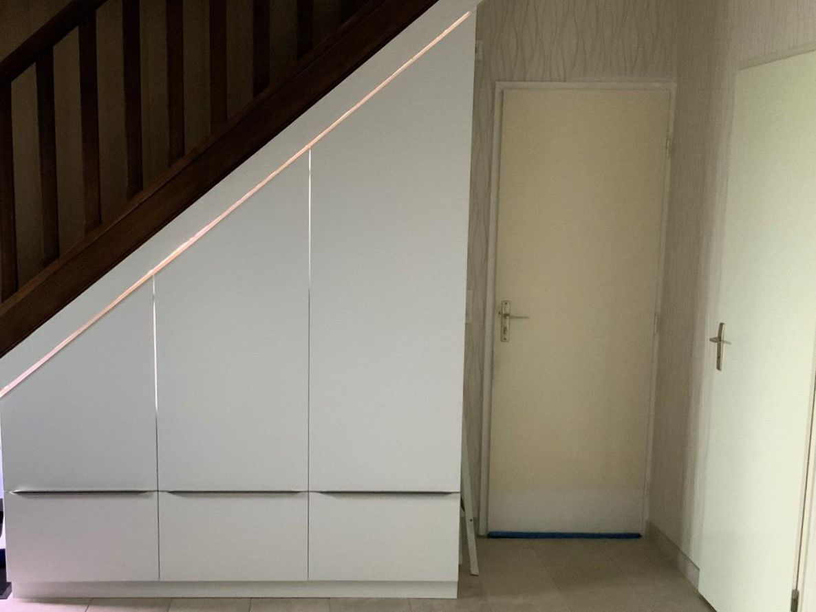 Meuble sous escalier blanc sur mesure