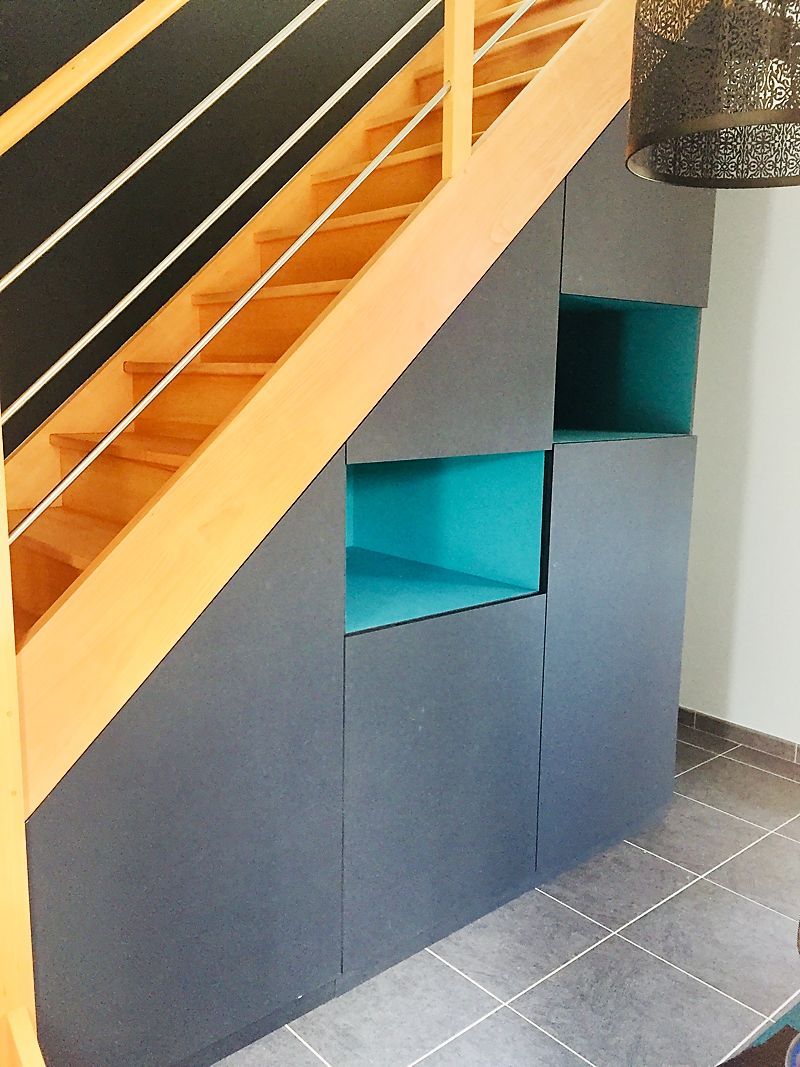 Meuble sous escalier gris et bleu