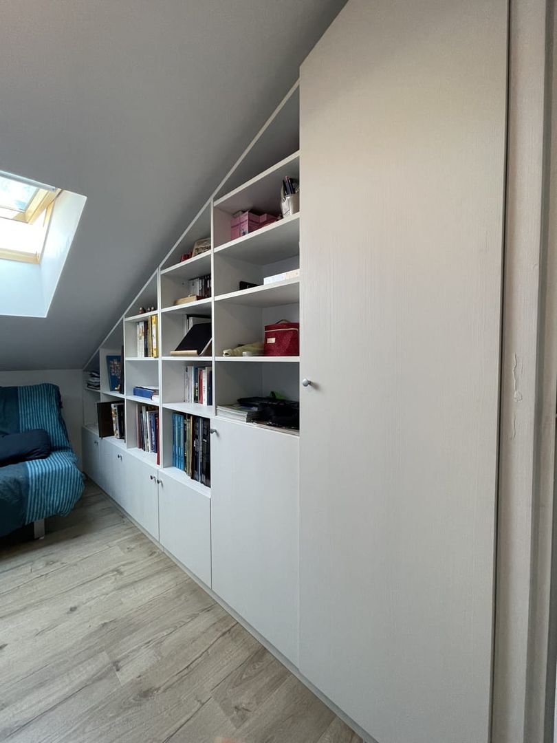 Grand meuble sous pente blanc avec étagères et placards