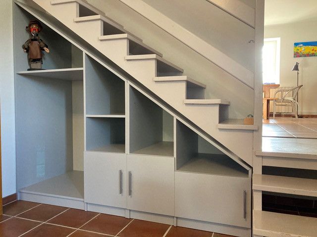 Rangements sous escalier quart tournant