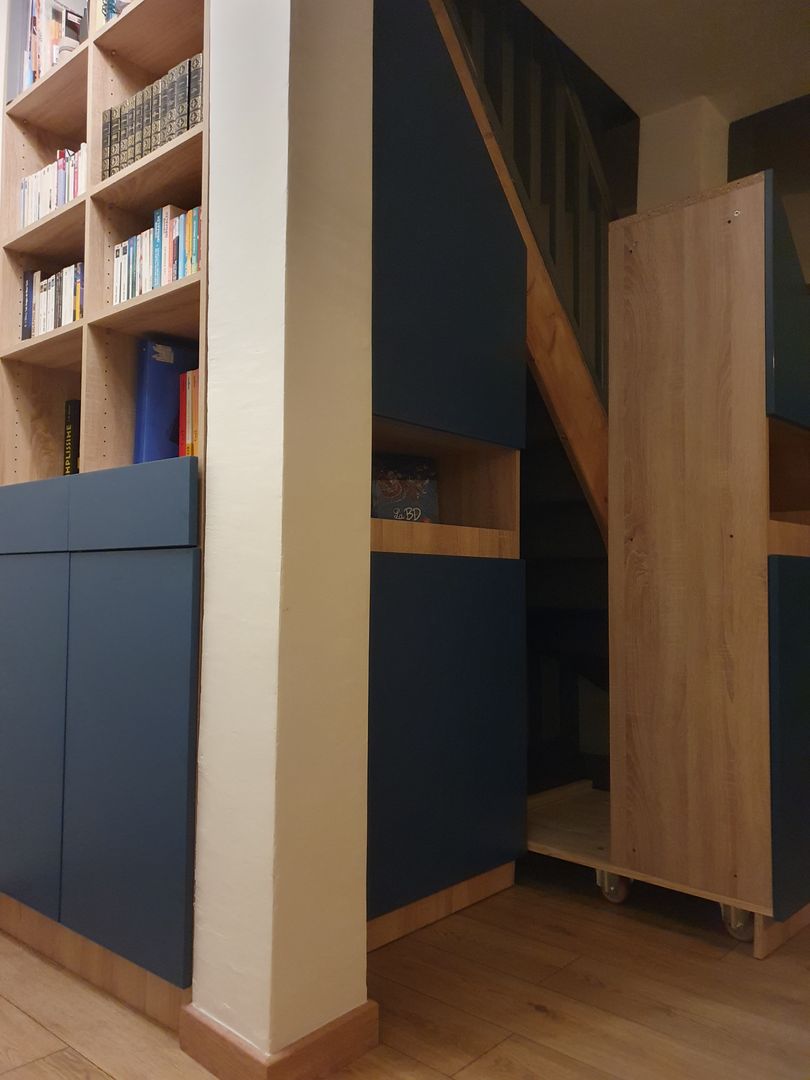Meuble sous pente et bibliothèque sous escalier avec double ouverture - Vue 1
