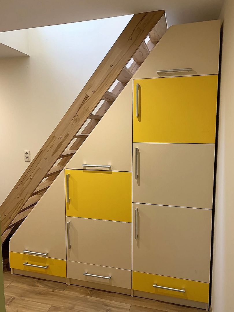 Rangement bicolore sous escalier