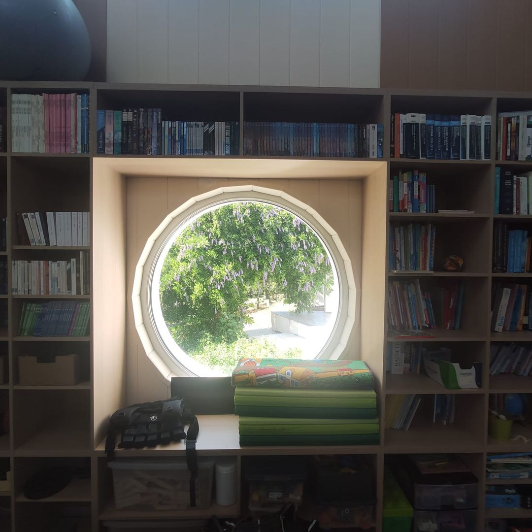 Aménagement d'une bibliothèque au dessus d'une porte - Vue 3