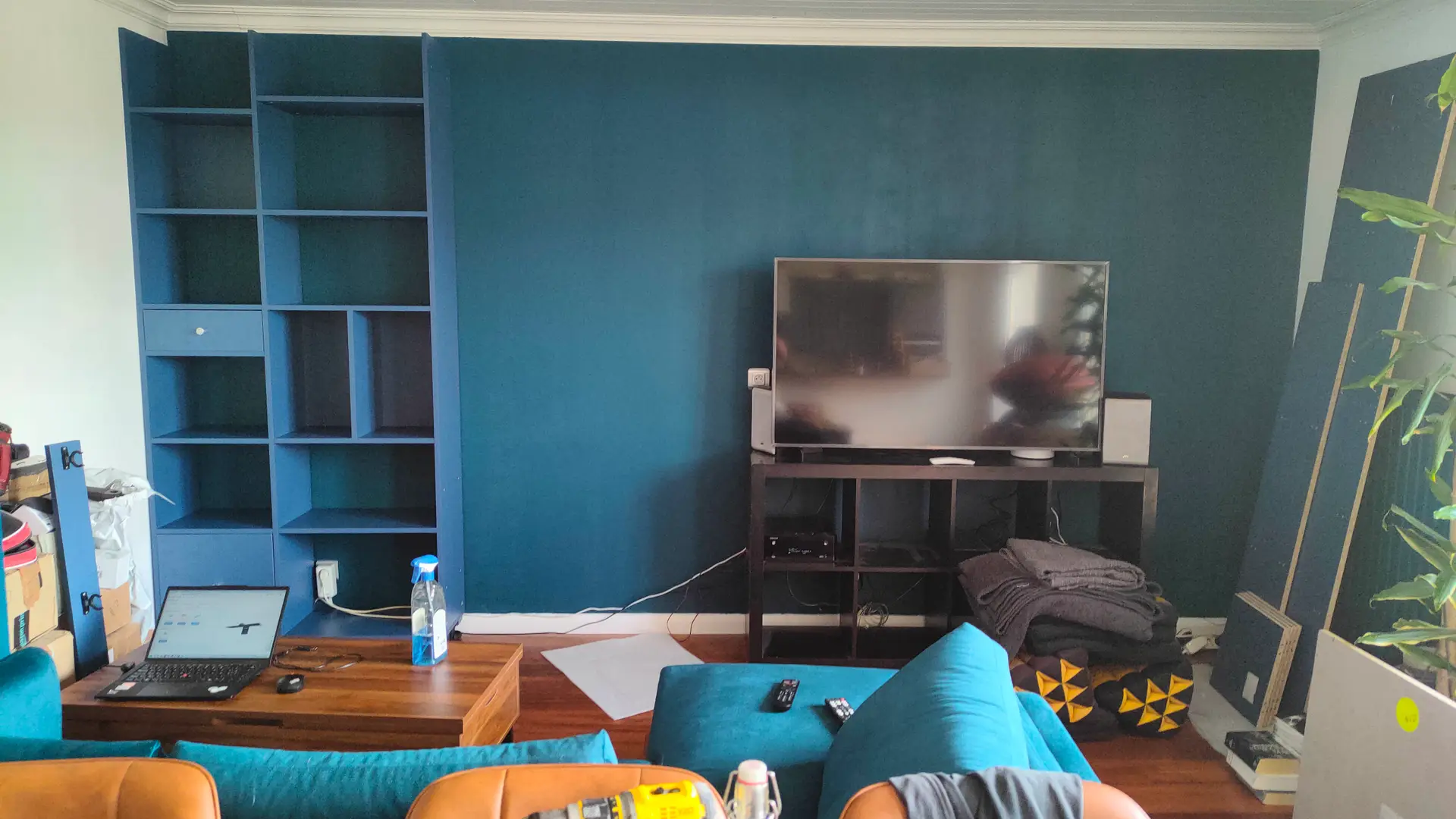 Custom-made Cosmic Blue TV Library Unit - Vue 4