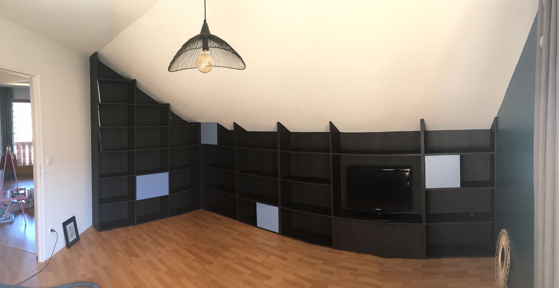 Meuble TV bibliothèque sous pente sur-mesure