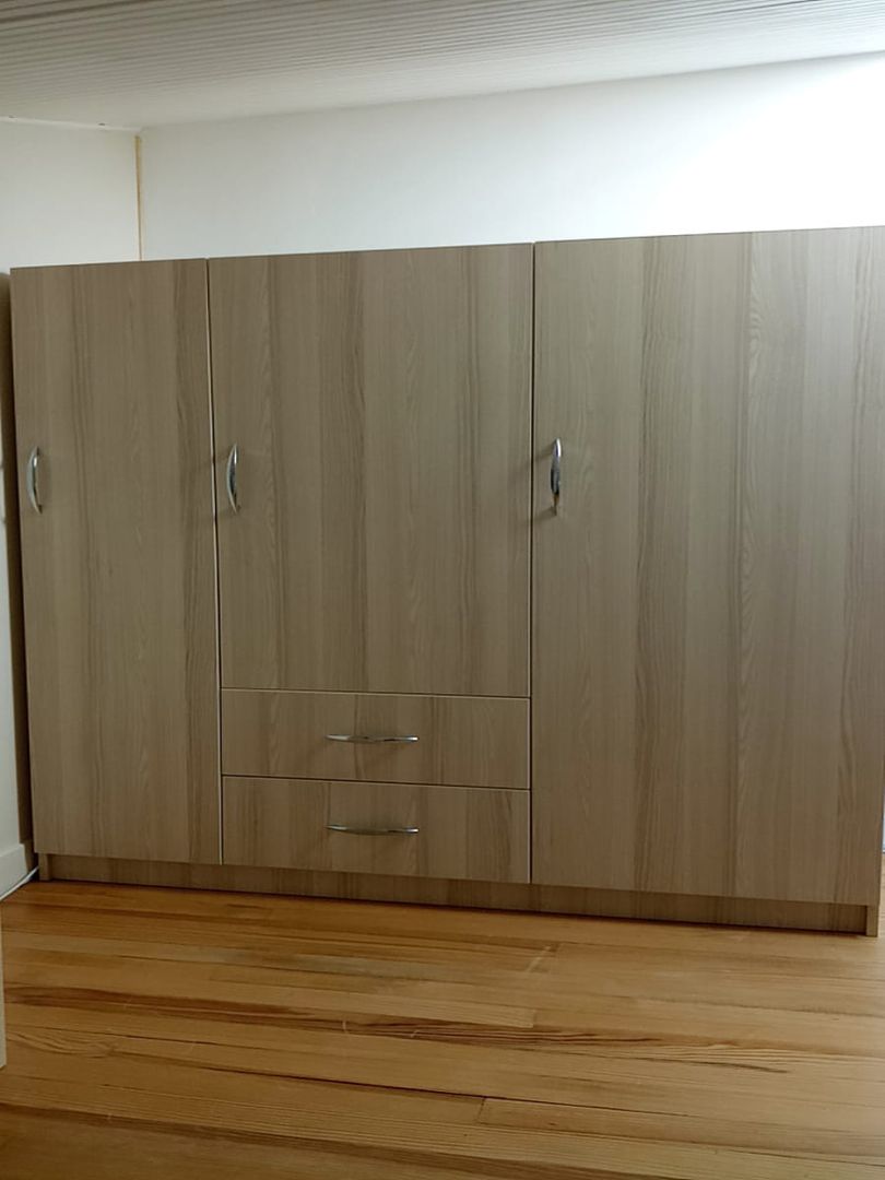 Placard 3 portes avec étagères et penderie 