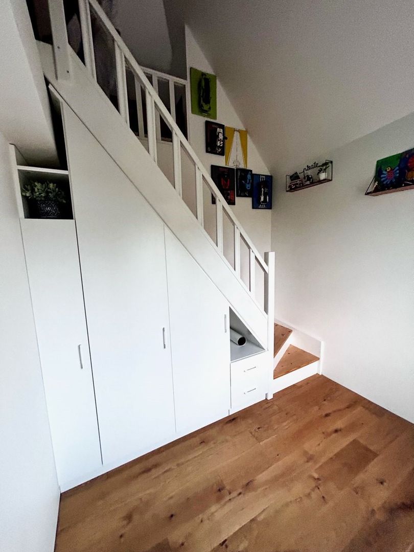 Placard blanc sous escalier