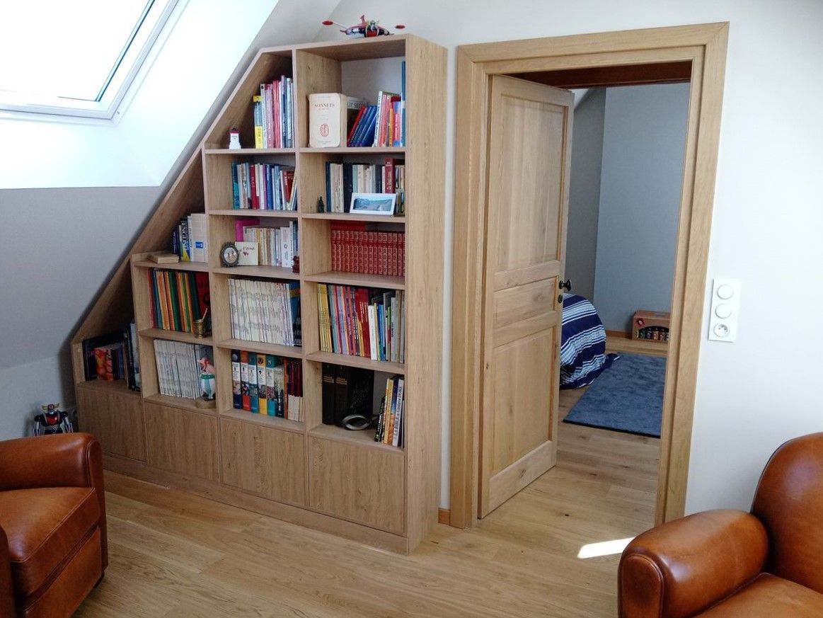 Bibliothèque en bois sous pente