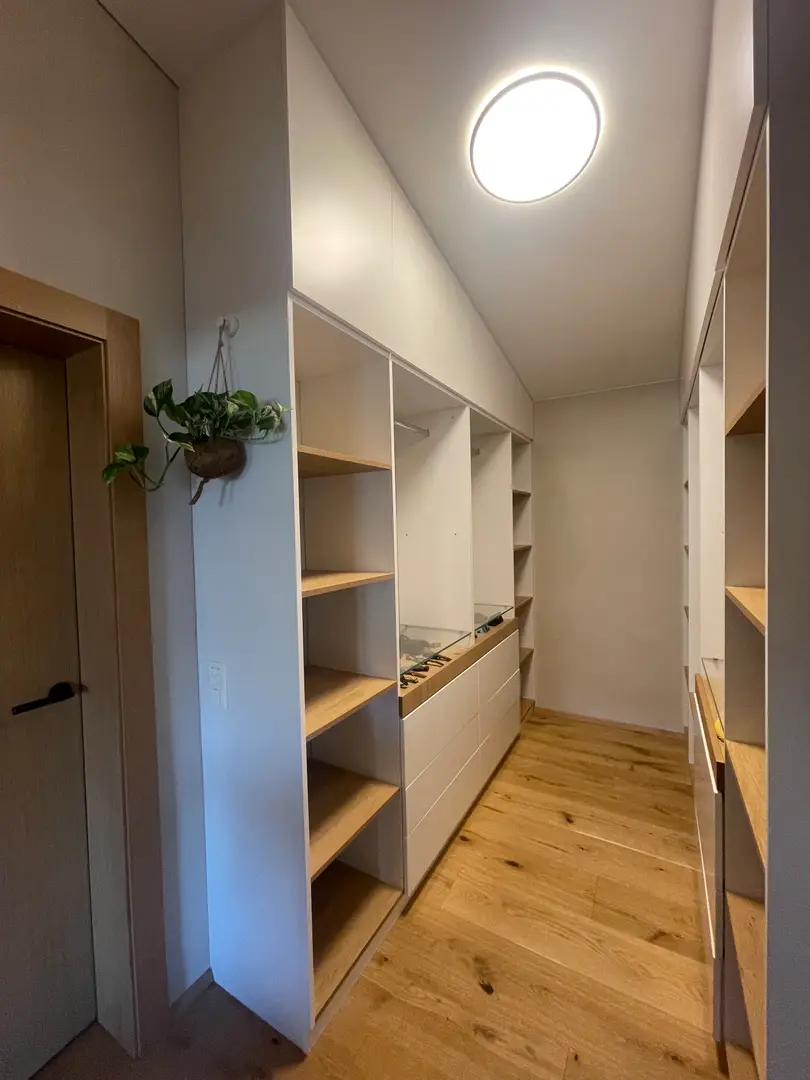 Double sloped-face closet: perfect space optimization - Vue 1