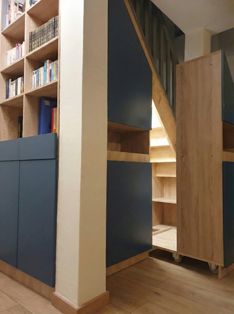 Sloped Ceiling Cabinet and Under-Stair Bookcase with Double Opening - Vue 1