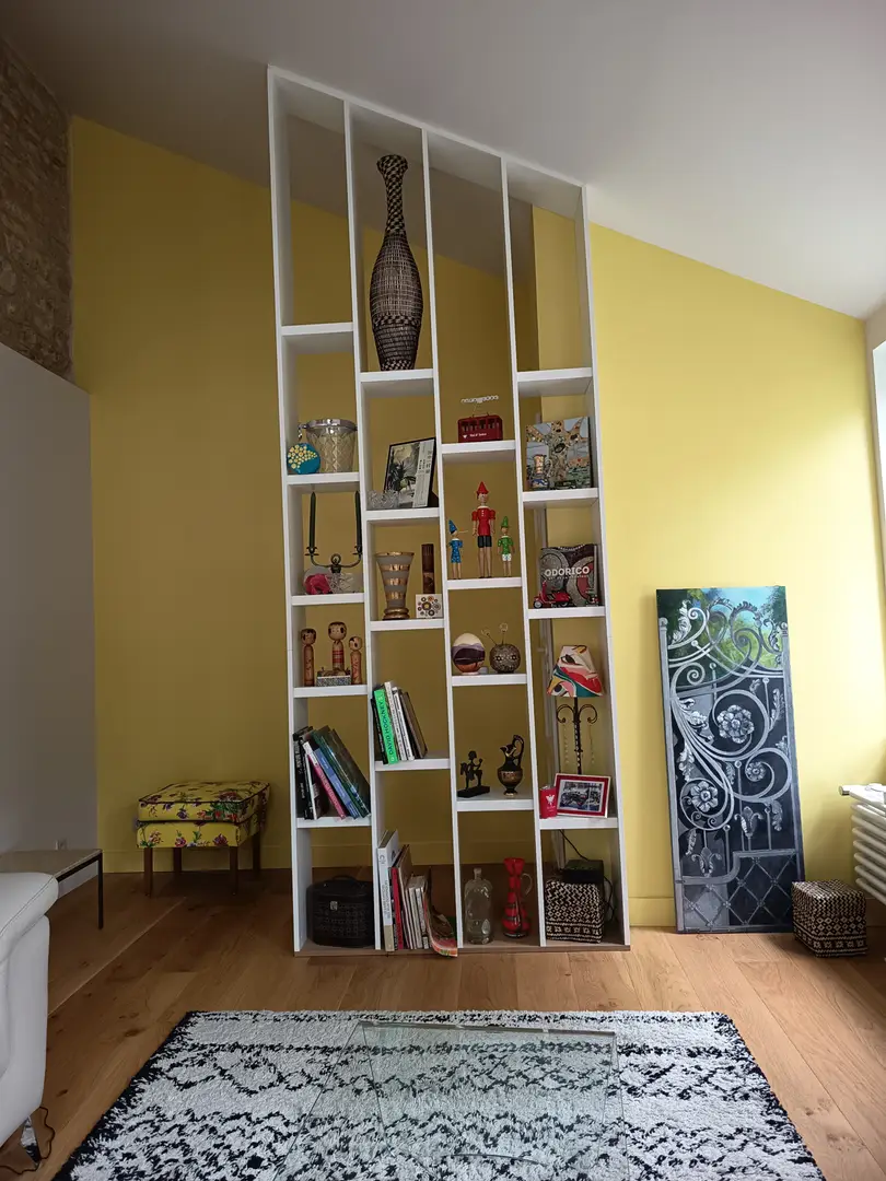 Sloping ceiling room divider screen