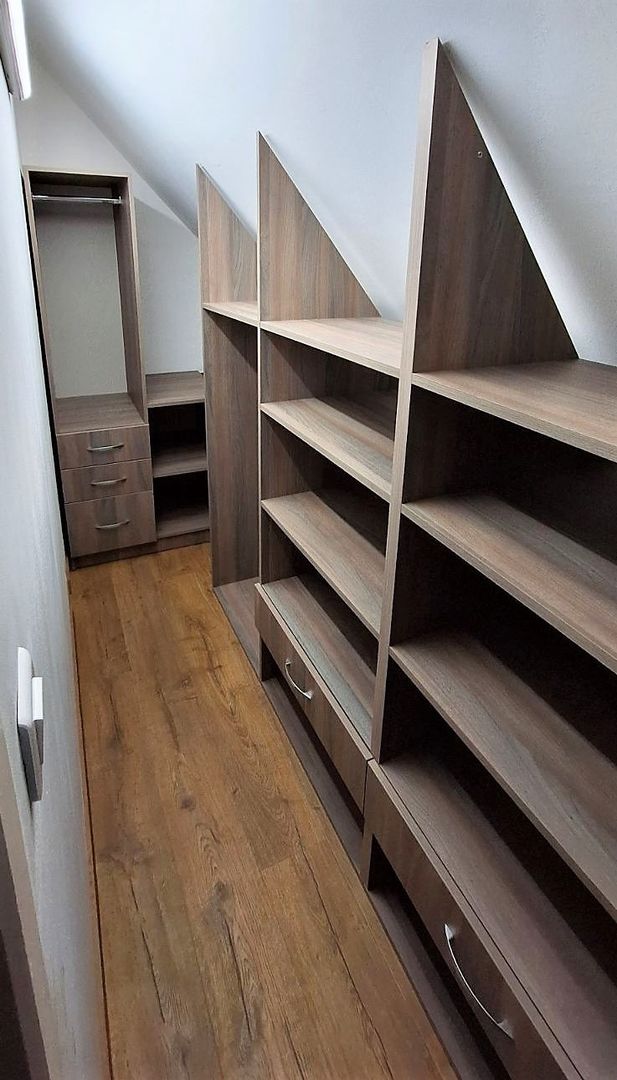 Dressing couloir mansardé - Vue 1