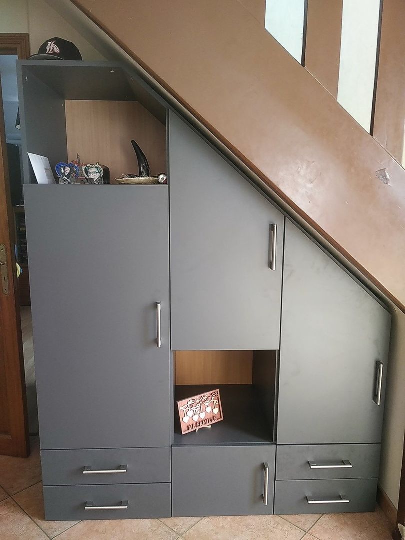 Placard anthracite sous escalier avec niches