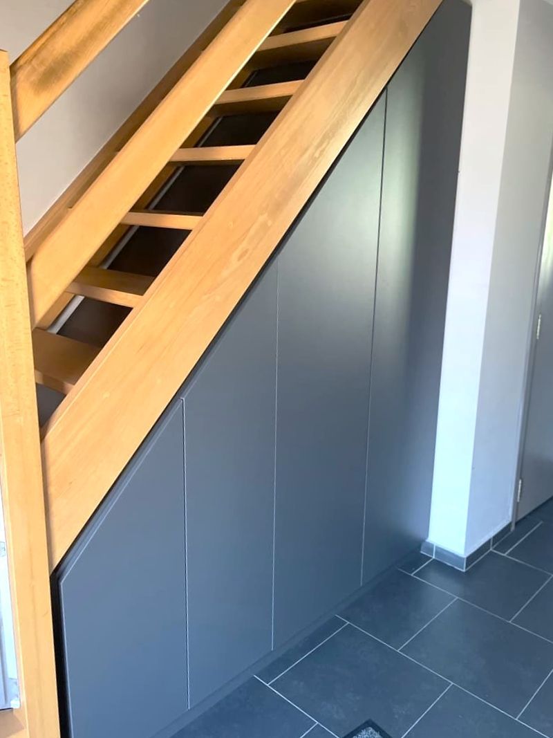 Placard sous escalier gris modulable