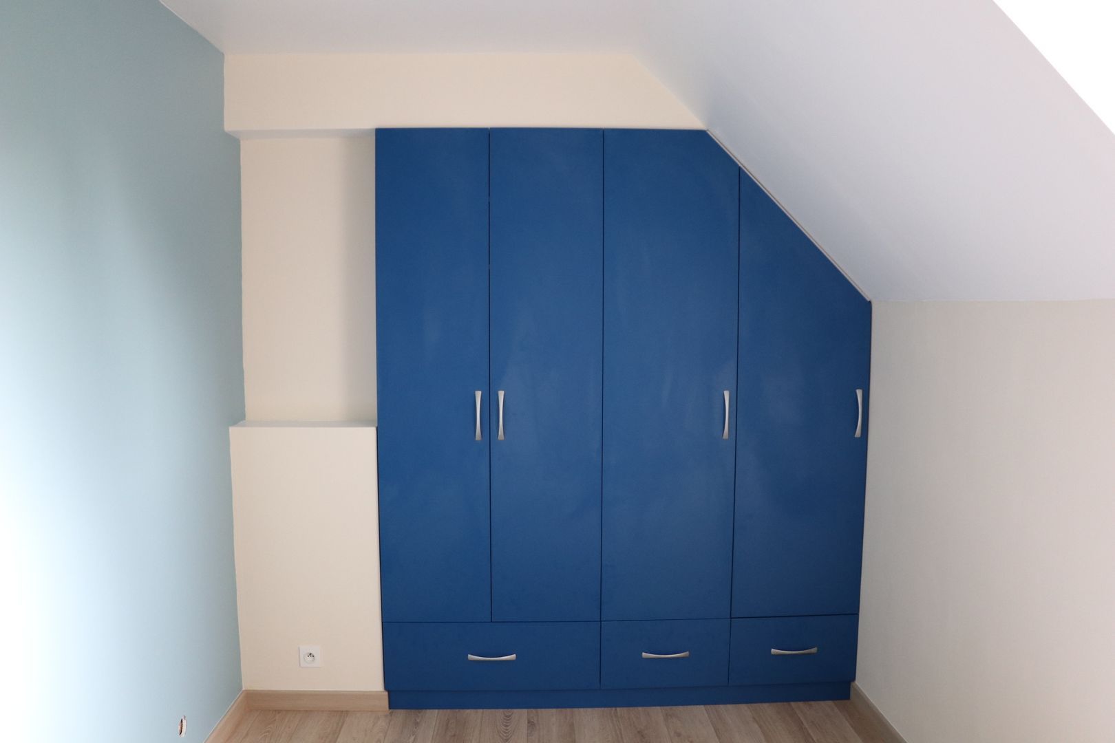 Meuble sous pente bleu