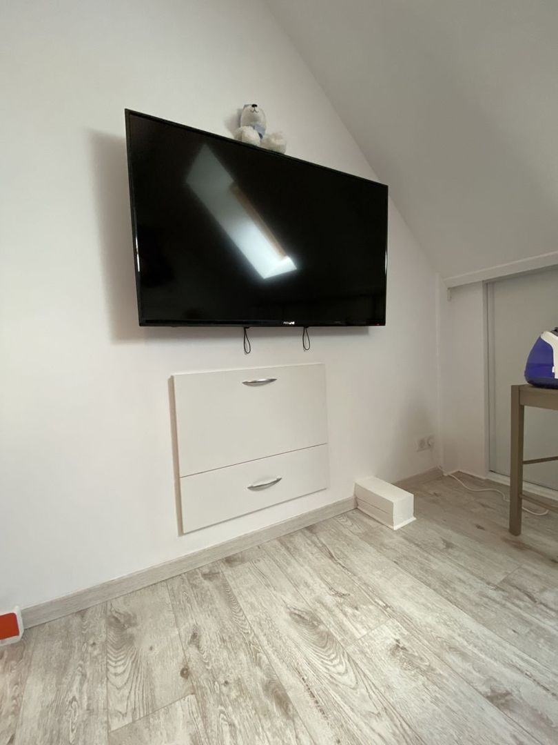 Meuble TV blanc encastré sur mesure