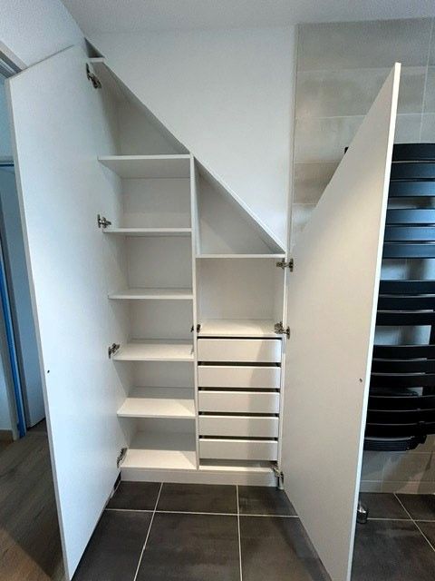 Meuble de salle de bain sous pente