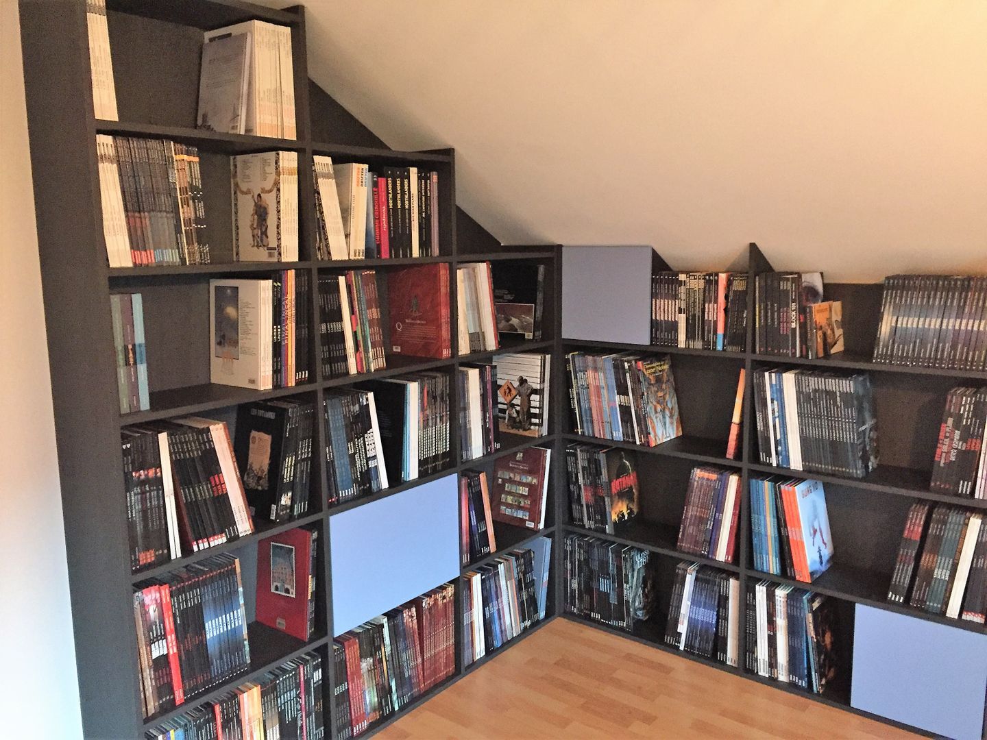 Meuble TV bibliothèque sous pente sur-mesure - Vue 2