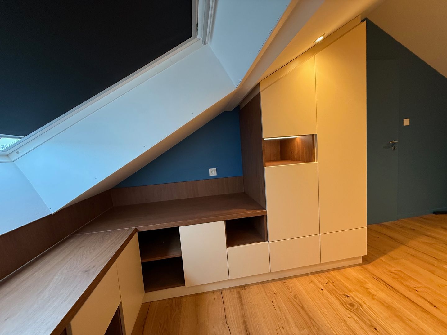 Aménagement en U sur mesure pour combles - Vue 3