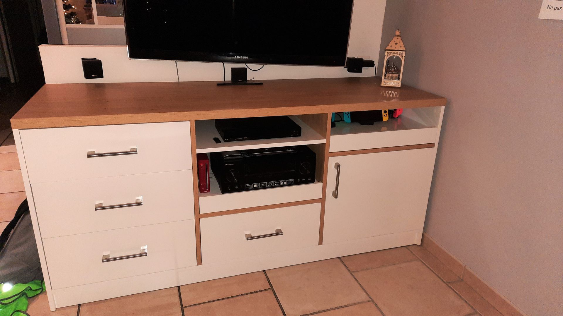 Meuble TV avec rangements fermés sur mesure - Vue 1