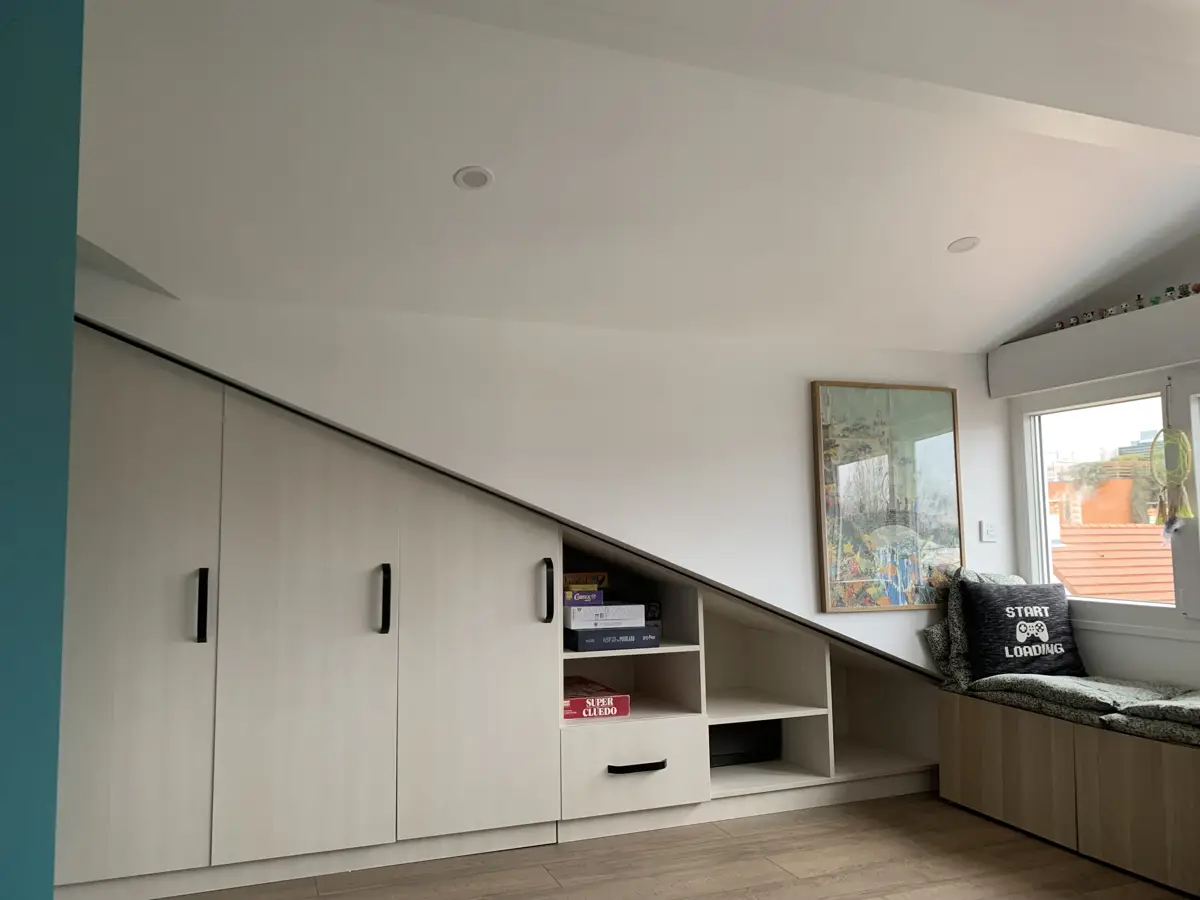 Custom sloping ceiling wardrobe with doors - Vue 1