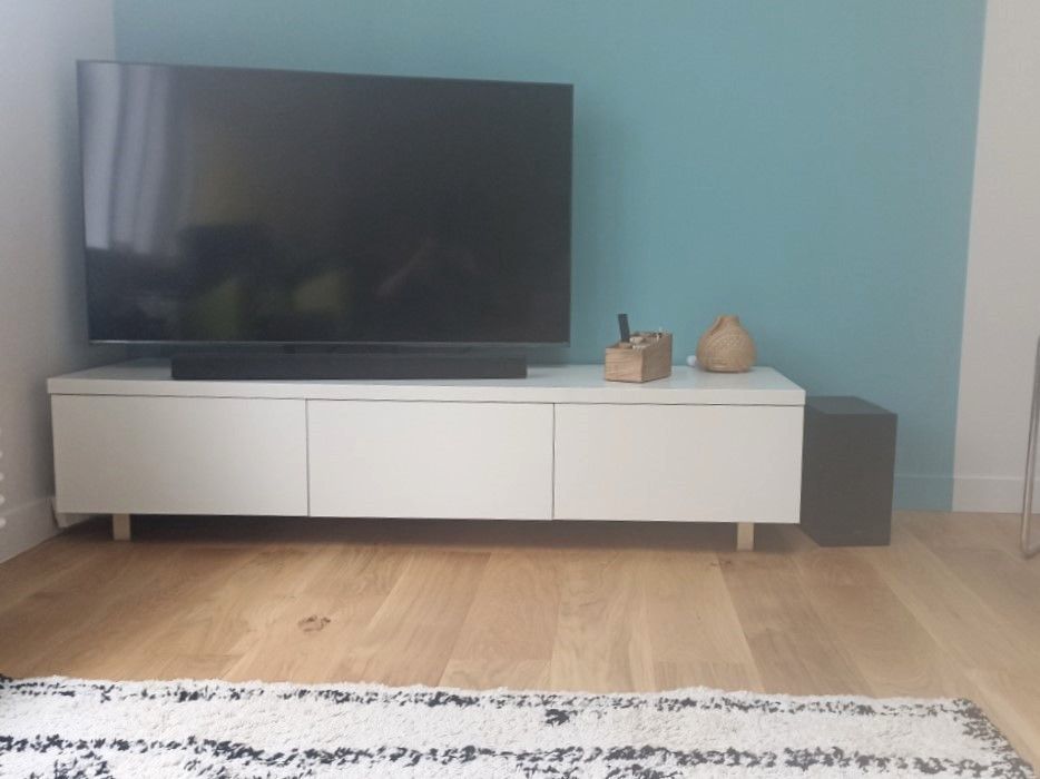 Meuble TV blanc avec pieds