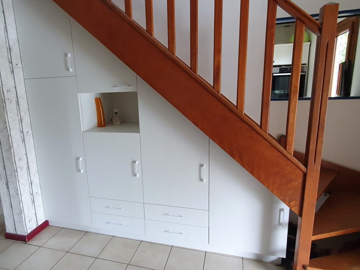Meuble blanc sous escalier en bois