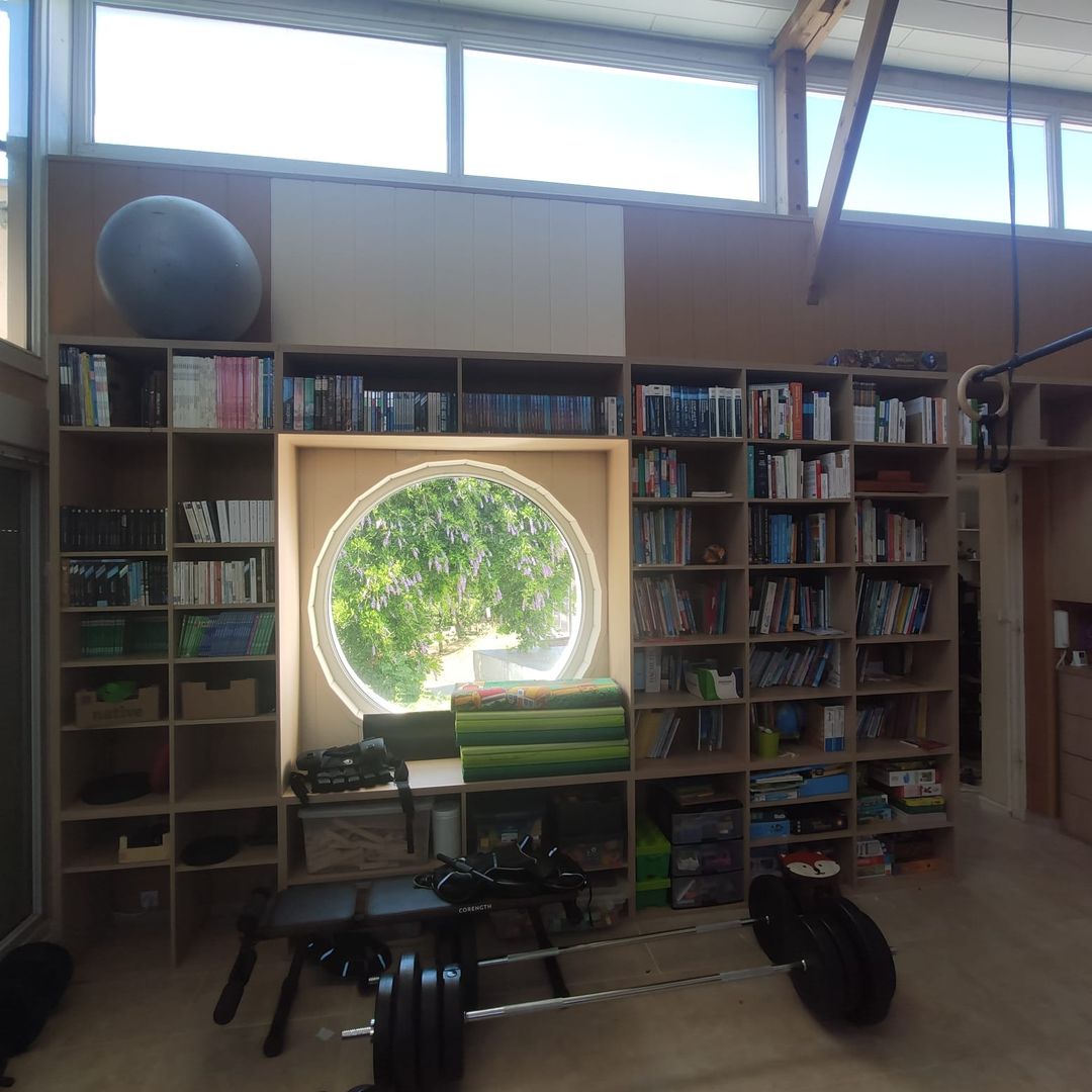 Aménagement d'une bibliothèque au dessus d'une porte - Vue 2