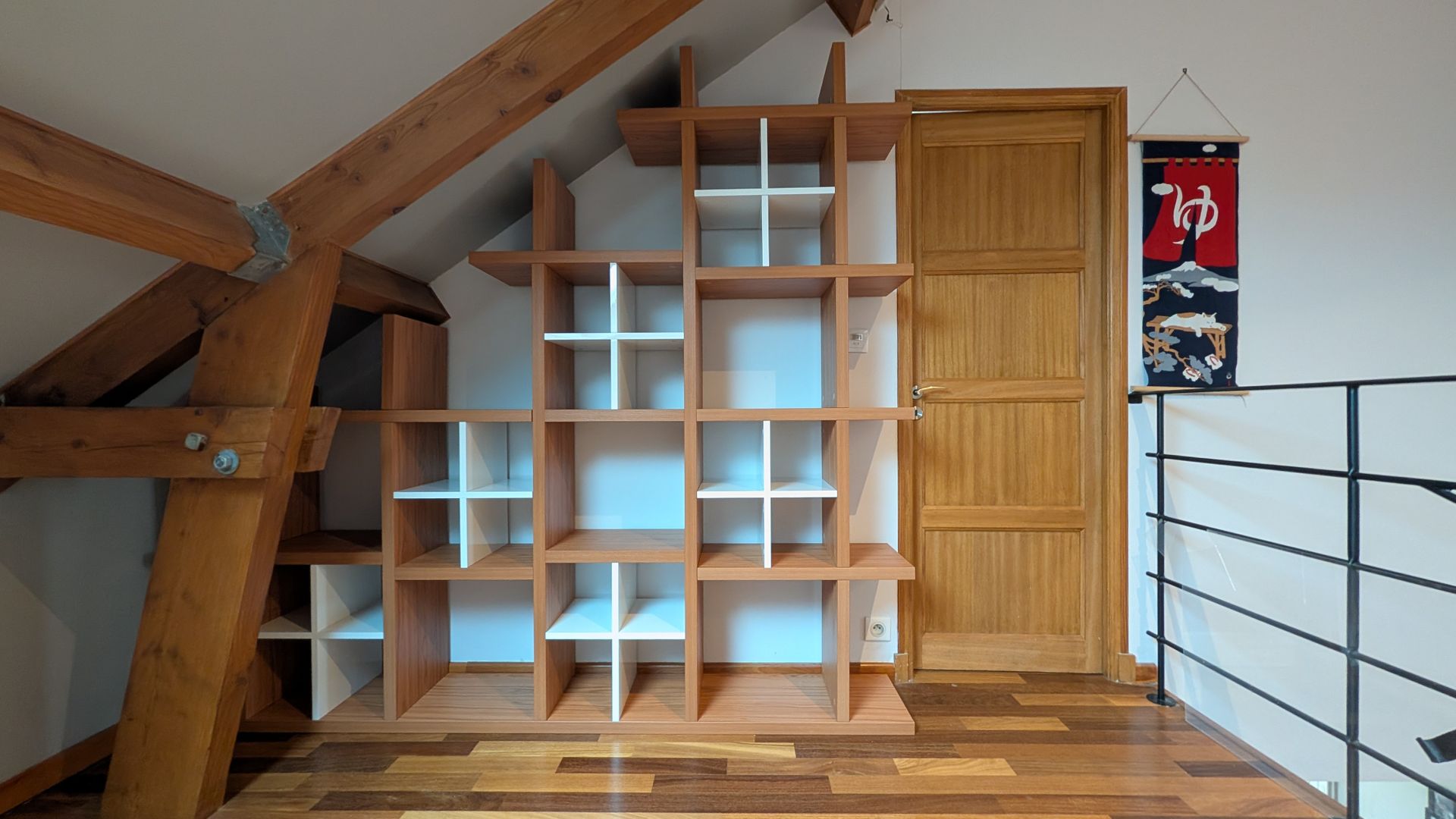 Asymmetrical Custom Wooden Bookcase - Vue 1