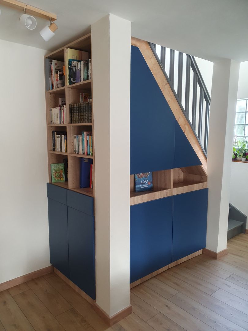Meuble sous pente et bibliothèque sous escalier avec double ouverture