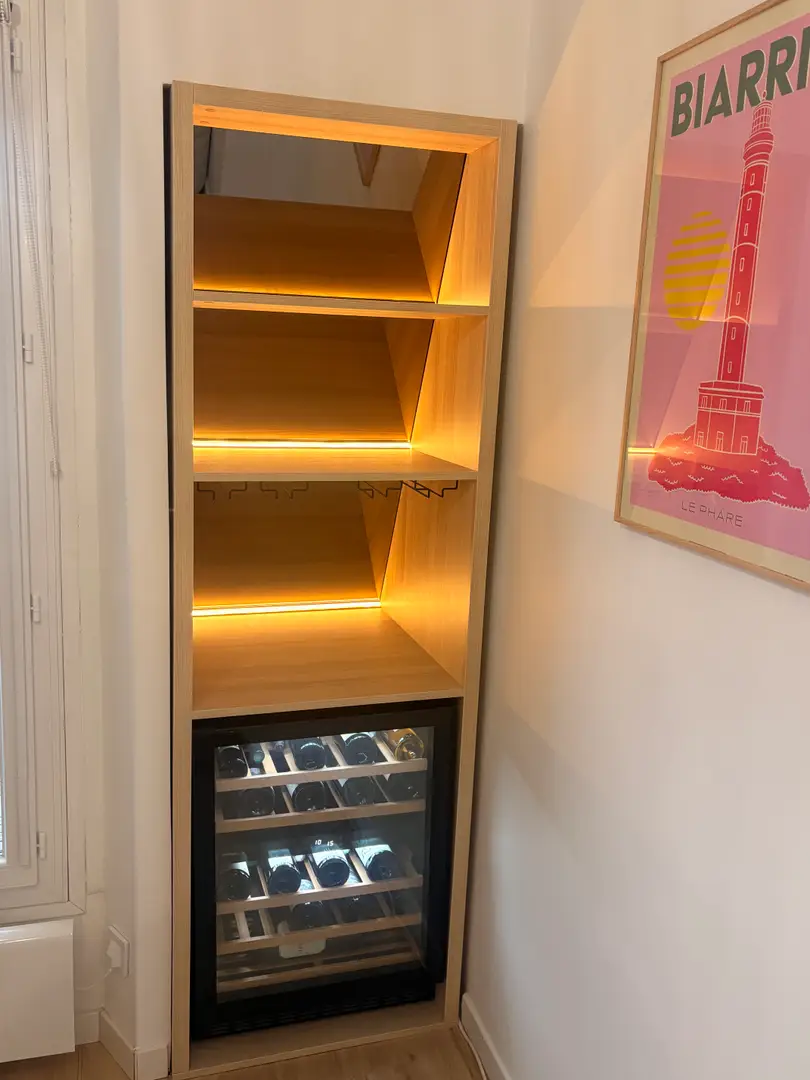 Custom-made under-sloped furniture for wine and spirits cellar - Vue 1
