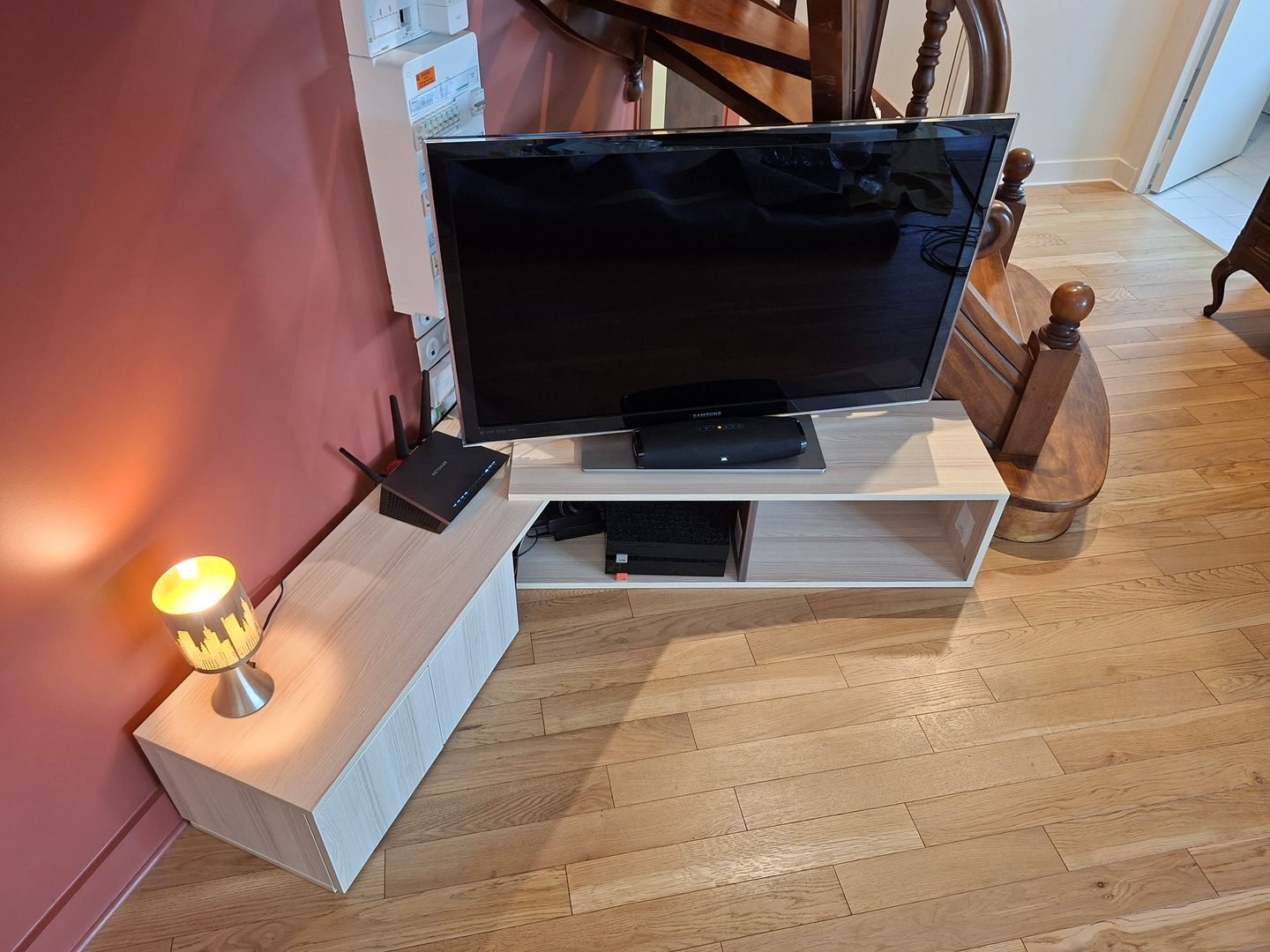 Meuble TV d'angle sur mesure - angle supérieur à 90°