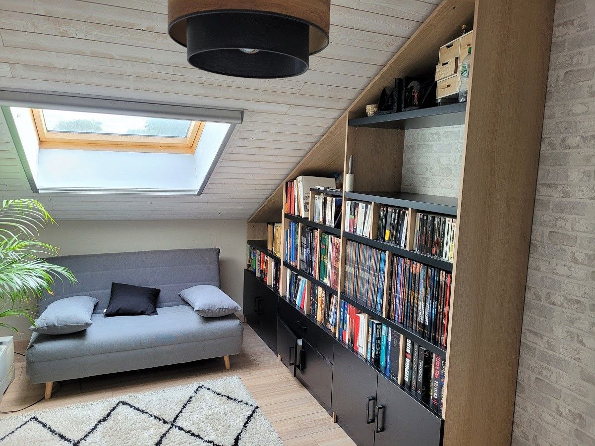 Bibliothèque sous mansarde bois et noire - Vue 1