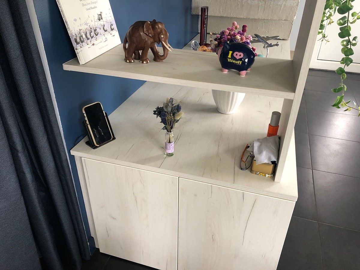 Meuble bas avec étagère sous escalier - Vue 1