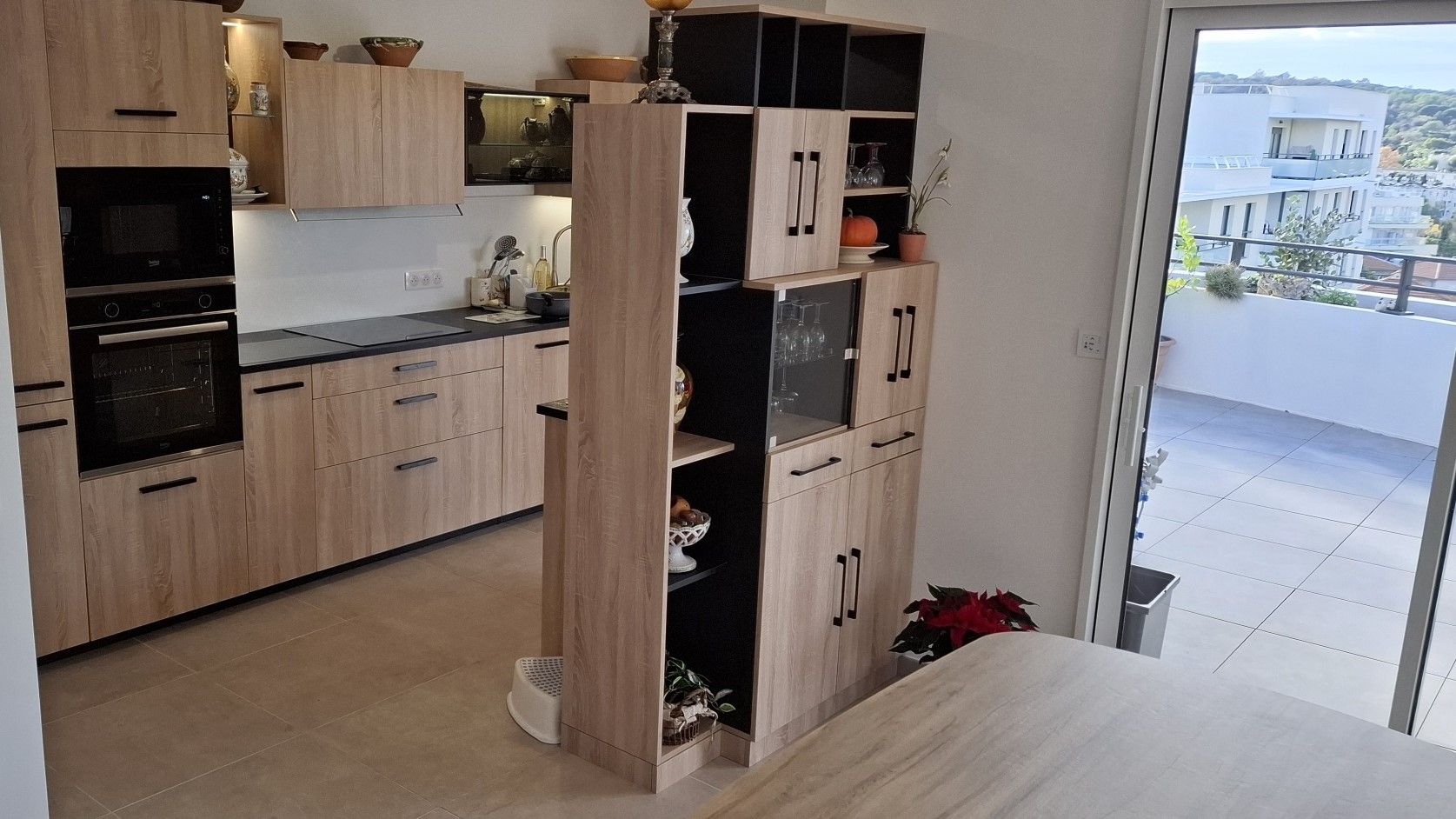 Maßgefertigtes Bücherregal und Raumteiler