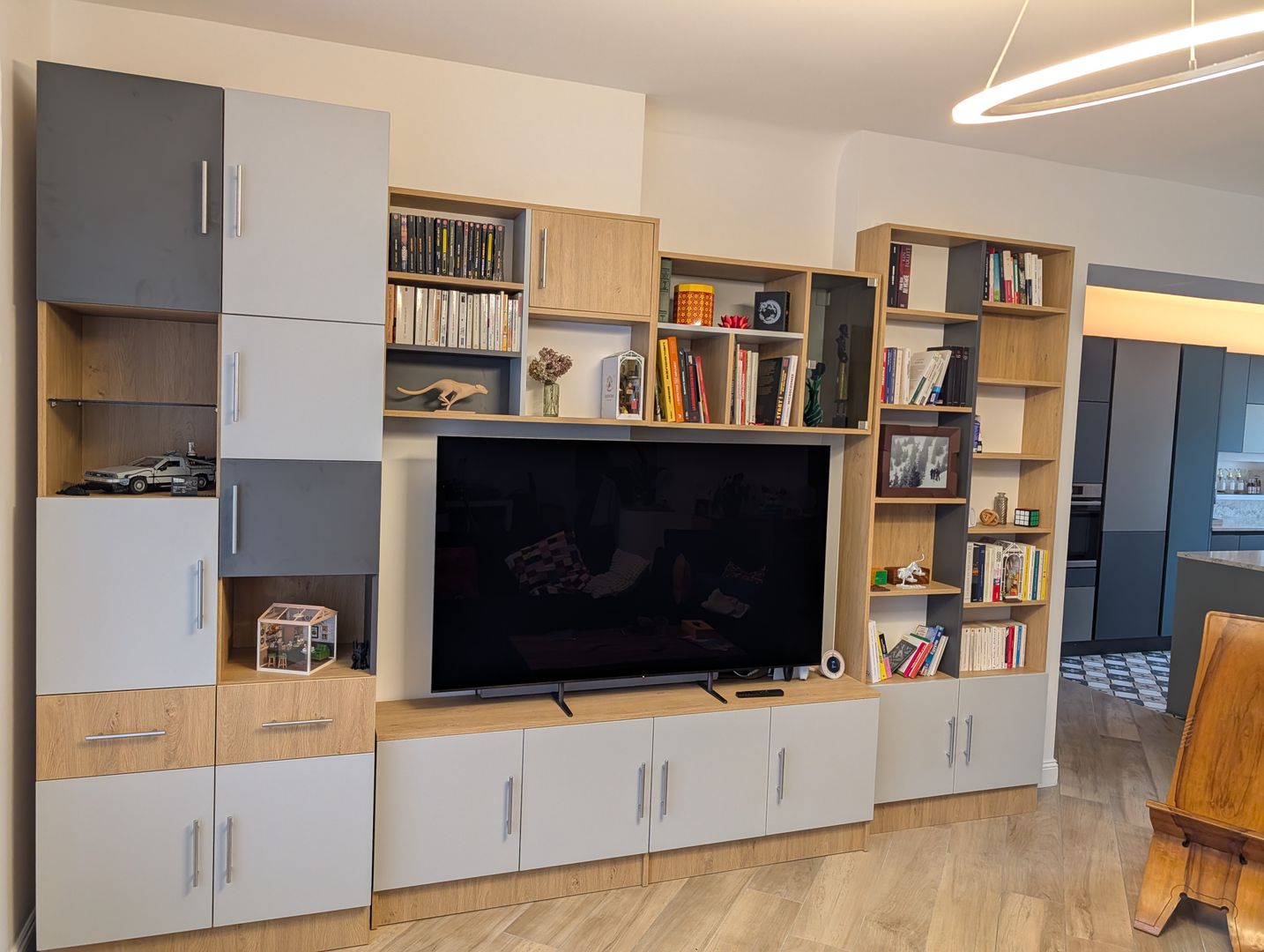 Custom TV unit with glass display case - Vue 2