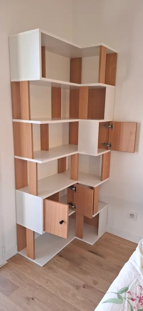 Modern and Stylish Custom Corner Bookshelf - Vue 1