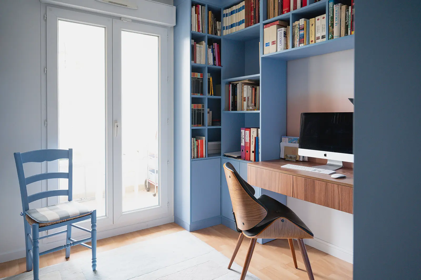 Room layout with corner bookcase - Vue 1
